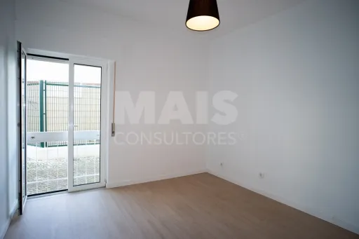 T2 em zona tranquila de Porto Salvo, perto de escolas e centros empresariais.