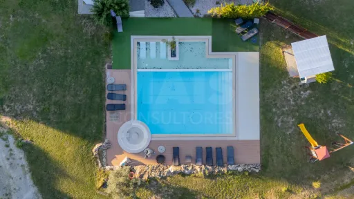 Propriedade com 3 apartamentos e piscina em Óbidos