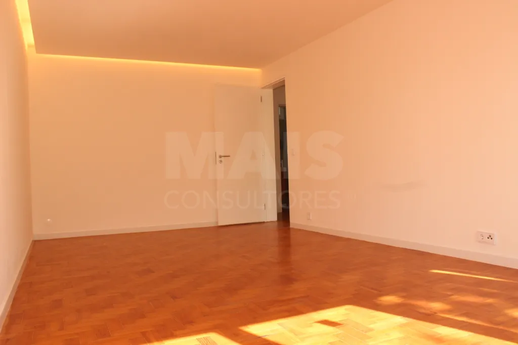 T3 remodelado na Parede: bairro tranquilo, a 10 minutos a pé da praia