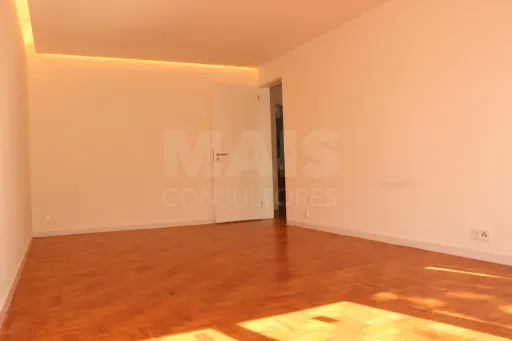 T3 remodelado na Parede: bairro tranquilo, a 10 minutos a pé da praia