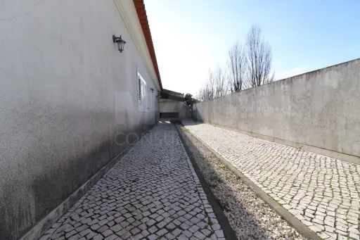 Moradia Térrea T4 Isolada, com Terreno e Garagem Samora Correia