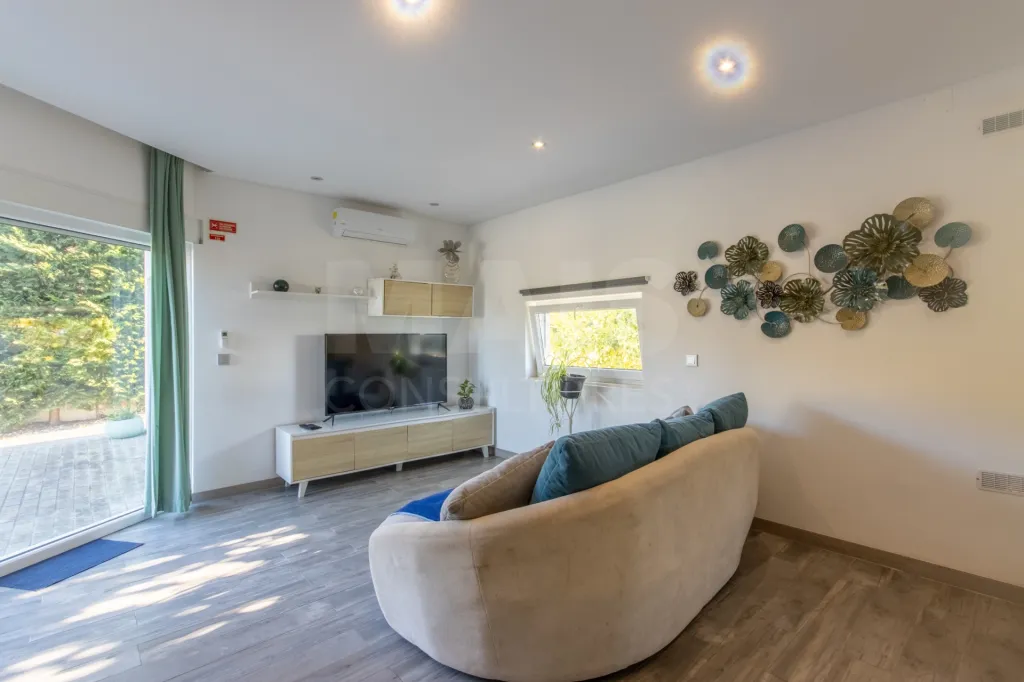 Propriedade com 3 apartamentos e piscina em Óbidos