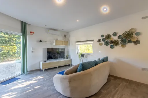Propriedade com 3 apartamentos e piscina em Óbidos