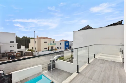 Moradia semi-nova T3 com piscina e vista mar