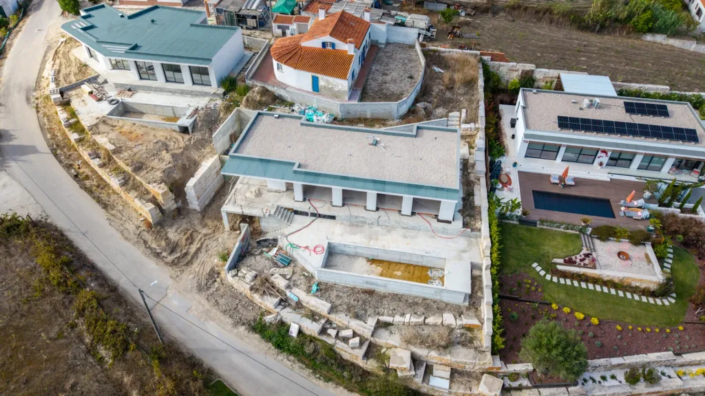 Moradia T4 com piscina em lote de 759m2 em Amoreira Óbidos