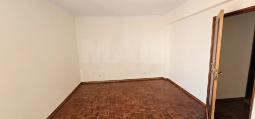 Apartamento T3 no Centro de Alpiarça | Áreas Generosas, Varandas e Excelente Localização