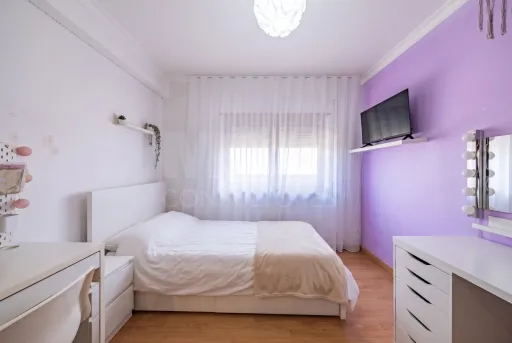 Apartamento T3 Renovado com Garagem Box – Cidade Nova, Caldas da Rainha