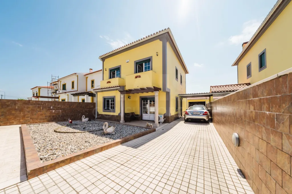Moradia T4 com Jardim, Garagem e Churrasqueira no Centro de Olho Marinho – Óbidos