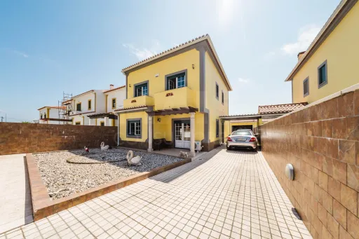 Moradia T4 com Jardim, Garagem e Churrasqueira no Centro de Olho Marinho – Óbidos