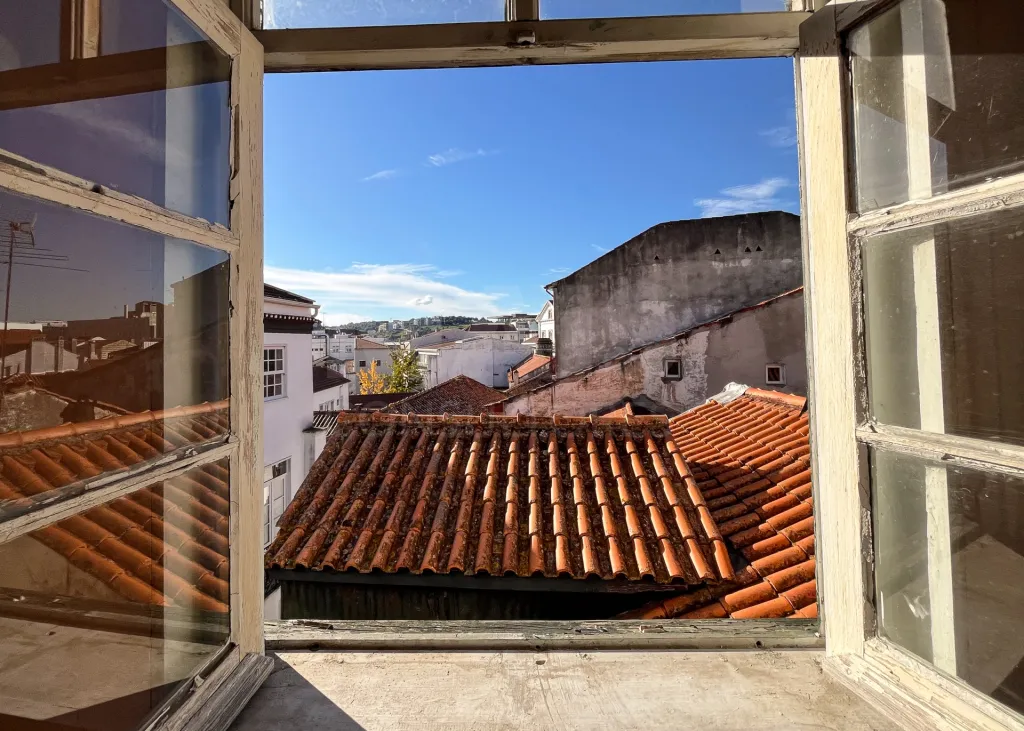 Prédio de uso Misto com 5 Pisos e 2 Frentes  na Baixa de Coimbra – 2 entrada independentes