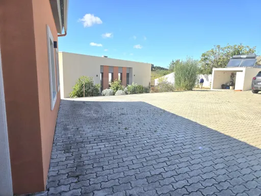Moradia T4 térrea contemporânea com anexo T2 independente | Lote com 10.400 m² | Alvorninha