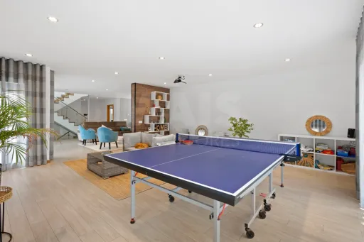 Deslumbrante Moradia T5 com Vista Mar, Piscina Privada e Excelente Exposição Solar