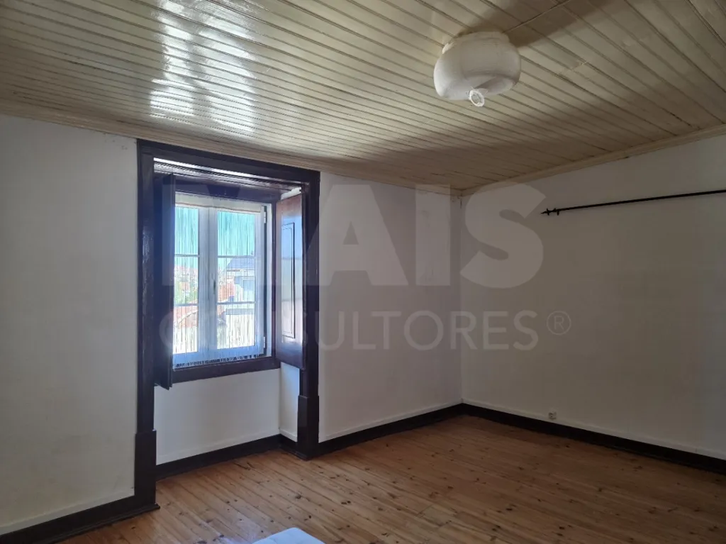 Prédio no Centro de Torres Novas com Jardim e Forte Potencial para constituição de Propriedade Horizontal com elevada rentabilidade de investimento