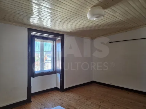 Prédio no Centro de Torres Novas com Jardim e Forte Potencial para constituição de Propriedade Horizontal com elevada rentabilidade de investimento
