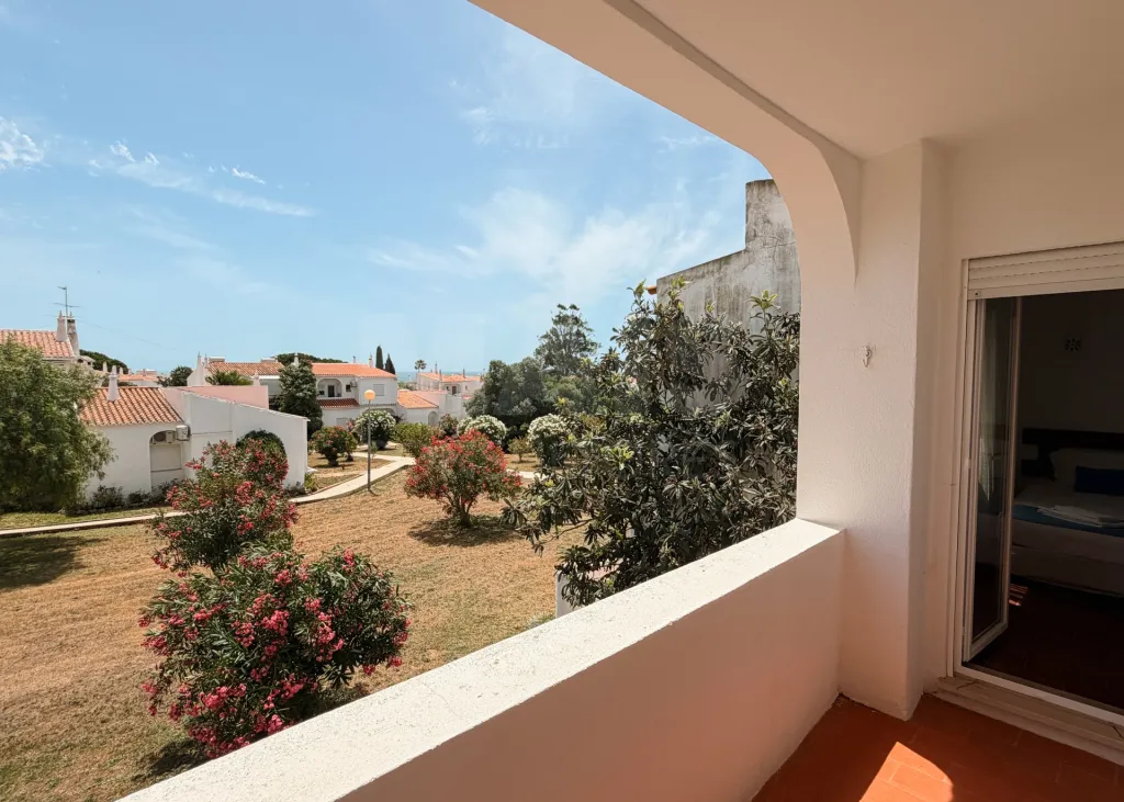 T1 na Vila Senhora da Rocha | Praia a 70 m | 4 Piscinas | 9 Hectares de Jardins| Caminhadas em Segurança Porches – Lagoa – Algarve | T1 onde pode deixar o carro estacionado e viver o Algarve a pé.