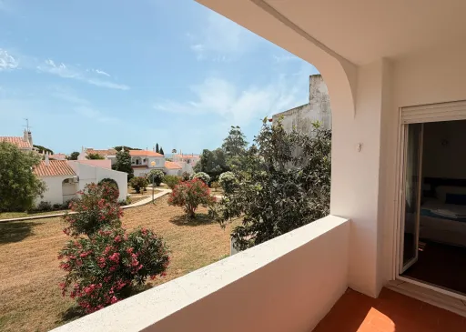 T1 na Vila Senhora da Rocha | Praia a 70 m | 4 Piscinas | 9 Hectares de Jardins| Caminhadas em Segurança Porches – Lagoa – Algarve | T1 onde pode deixar o carro estacionado e viver o Algarve a pé.