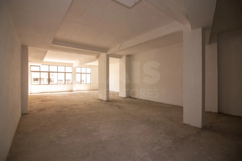 Loja Ampla em Sacavém – 309 m² de Potencial Comercial