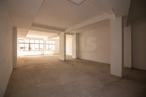 Loja Ampla em Sacavém – 309 m² de Potencial Comercial