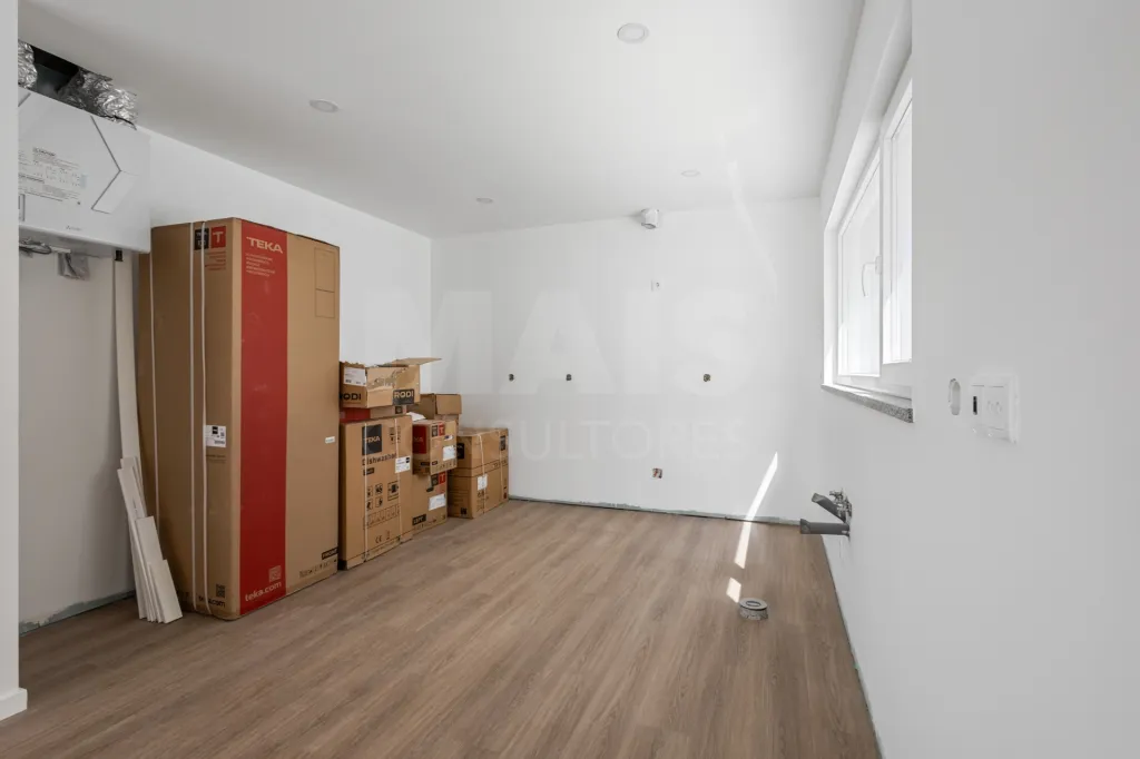 Moradia nova T4 com quintal e garagem