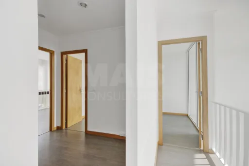 Loja com 2 Pisos no Centro de Peniche — Uma Oportunidade Imperdível!