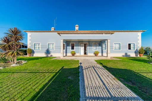 Moradia T4 com Piscina, 3 Garagens e Terreno de 3.179 m² em Almeirim