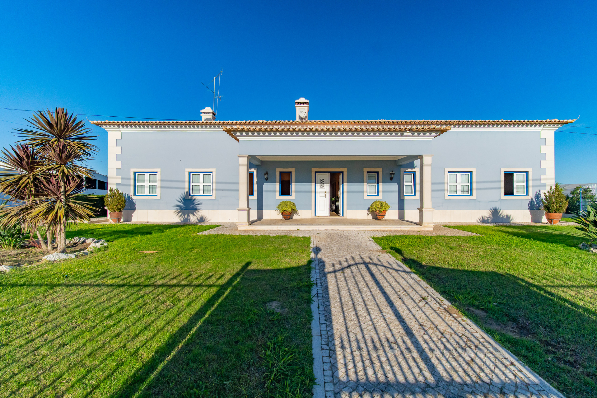 Moradia T4 com Piscina, 3 Garagens e Terreno de 3.179 m² em Almeirim