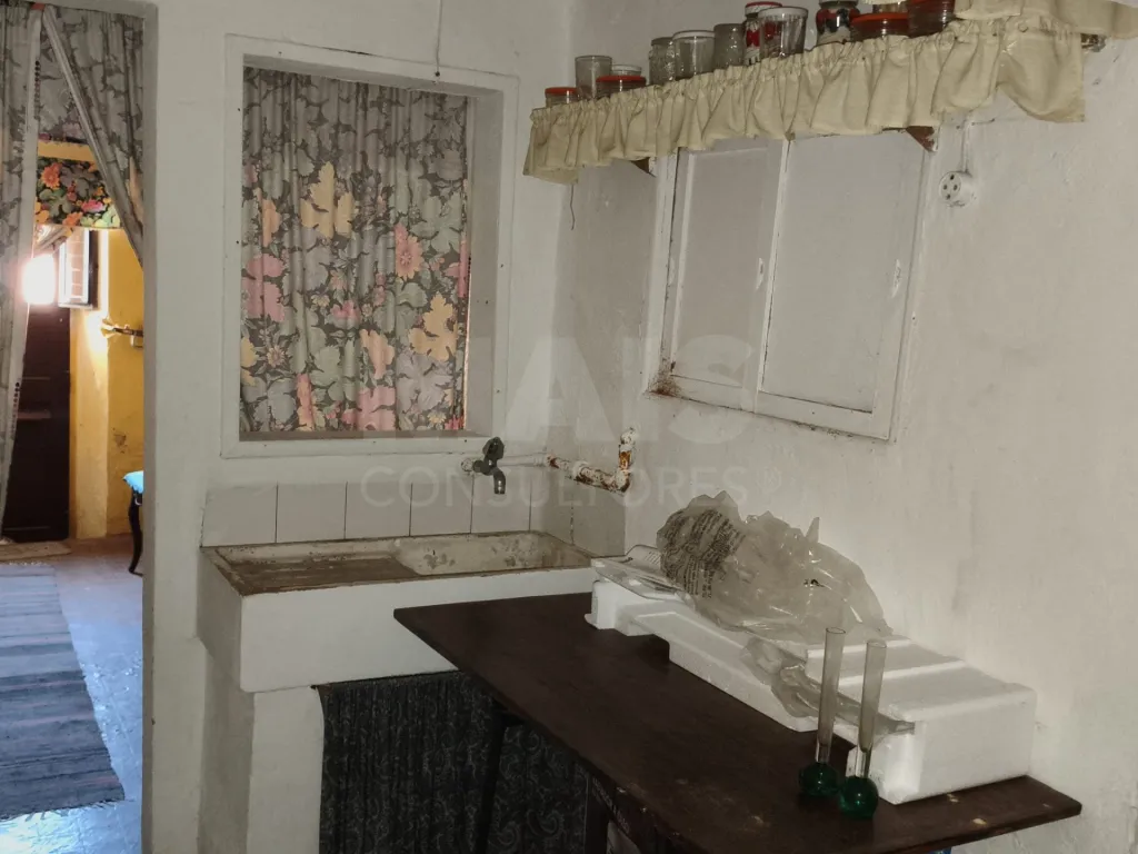 Moradia com garagem para reconstrução centro de Sacavém