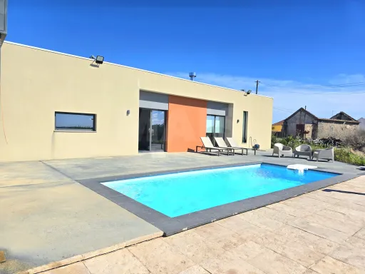 Contemporary 4-bedr. house with independent 2-bedr. annex | 10.400 m² plot | Alvorninha