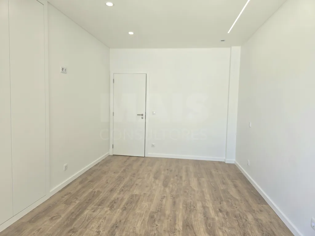Moradia T4 térrea de luxo com piscina no Nadadouro
