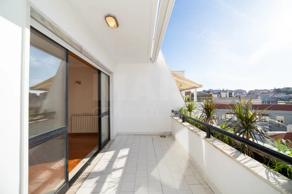 T2+1 em Condomínio Privado | 167 m² | 2 Lugares de Garagem | Jardim do Torel
