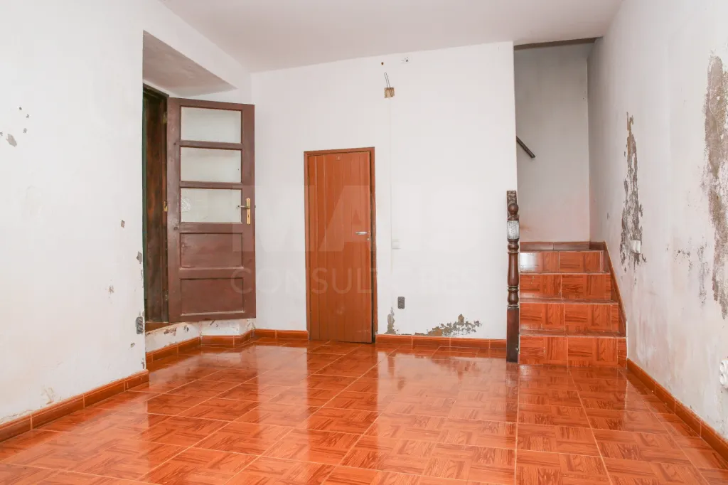 Moradia T1 para Remodelação a 20 Minutos de Alenquer