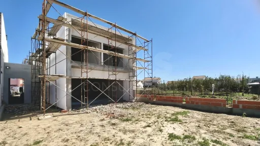 Moradia T4 c/ 1 Master Suite + 2 Suites, Jardim & Parqueamento !