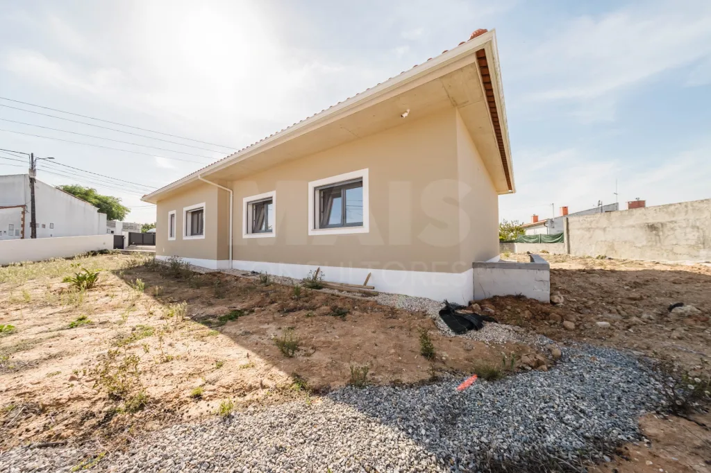 Moradia T3 Moderna, Térrea com Espaço Exterior | Olho Marinho, Óbidos