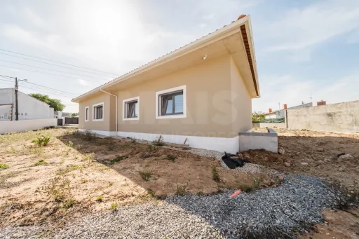 Moradia T3 Moderna, Térrea com Espaço Exterior | Olho Marinho, Óbidos