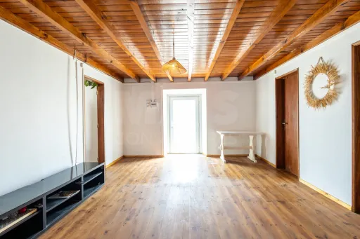 MAIS DE 300 m² DE CONSTRUÇÃO, PÁTIO PRIVADO E GRANDES ÁREAS DE APOIO | TURQUEL