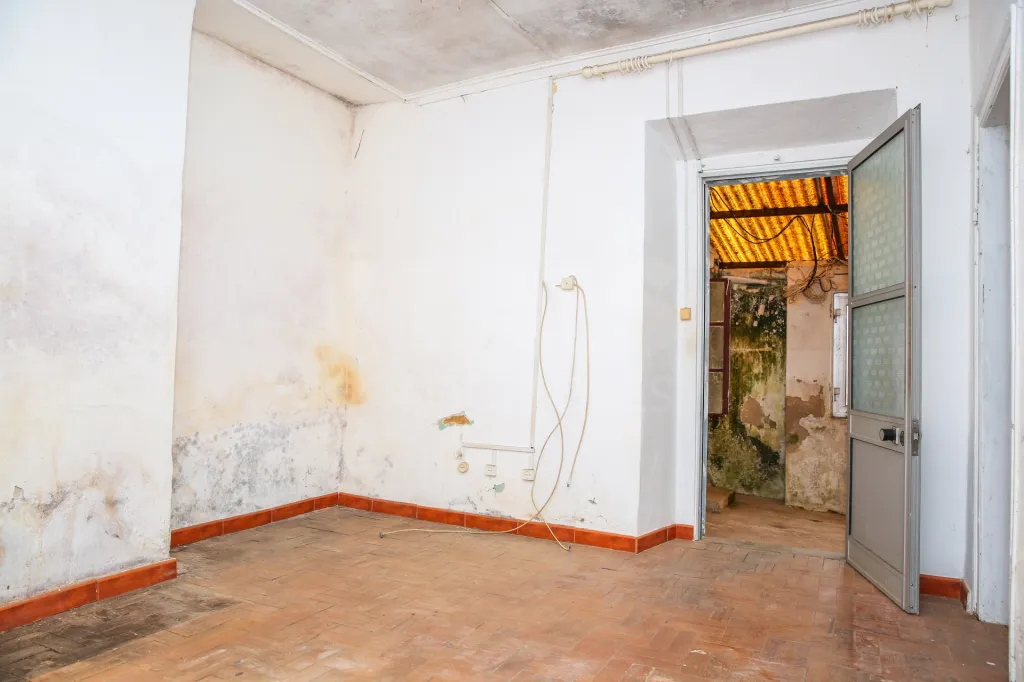 Moradia T1 para remodelar no Maxial | Torres Vedras 🏡