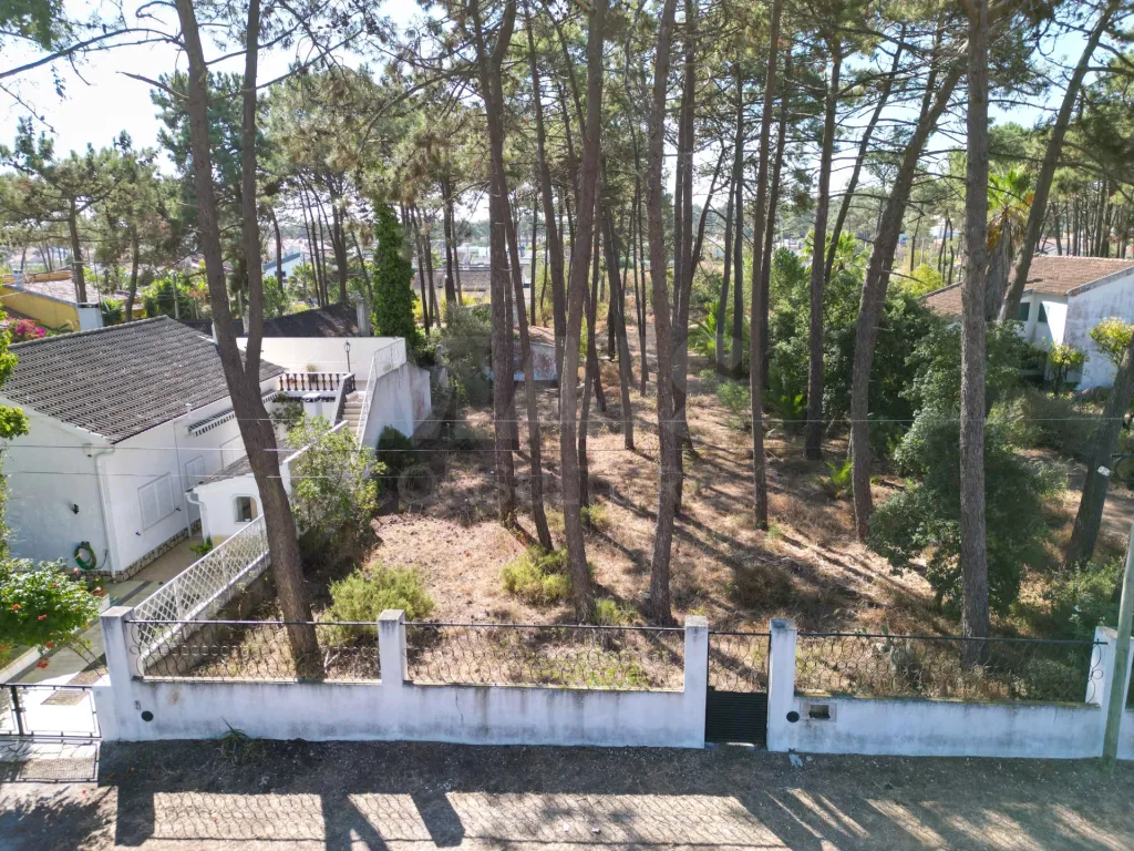 Lote Urbano para moradia(s) ou várias fracções na Aroeira Central