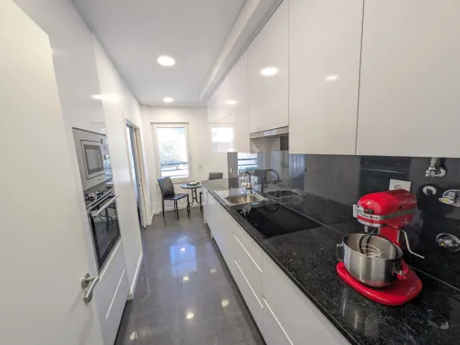 Arruda dos Vinhos T2 with 2 bathrooms, garage and storage room in Mário Gaspar square