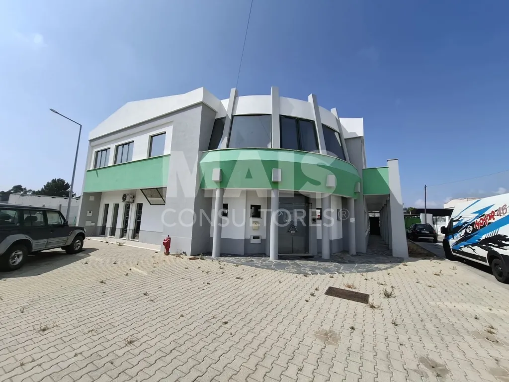 Armazém com Edifício e Terreno para Expansão em Vila Nova de Santo André, Setúbal