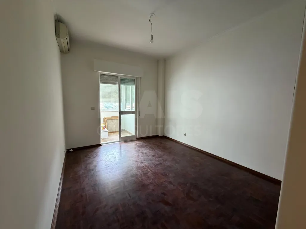 Apartamento T4 em Carnide