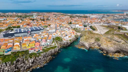 Moradia com 3 apartamentos e vista mar