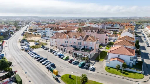 Dois espaços comerciais emblemáticos para trespasse no Baleal