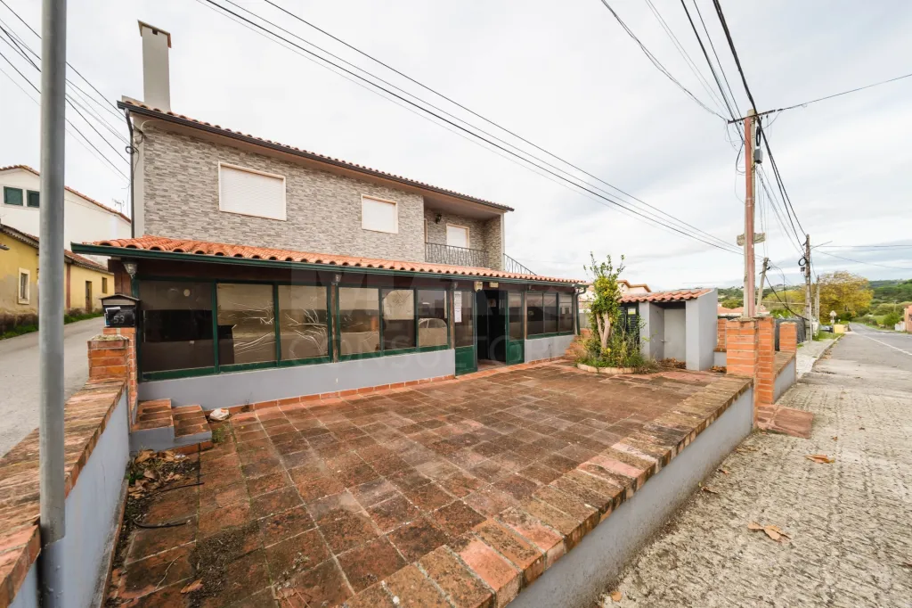 Moradia T3 com comércio e terraço no Coto
