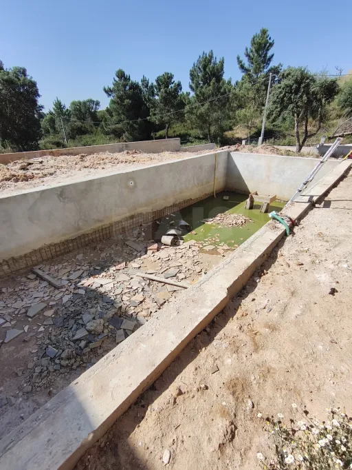 Moradia térrea contemporânea em fase final, com piscina infinita e jacuzzi em lote de 1.500 m²