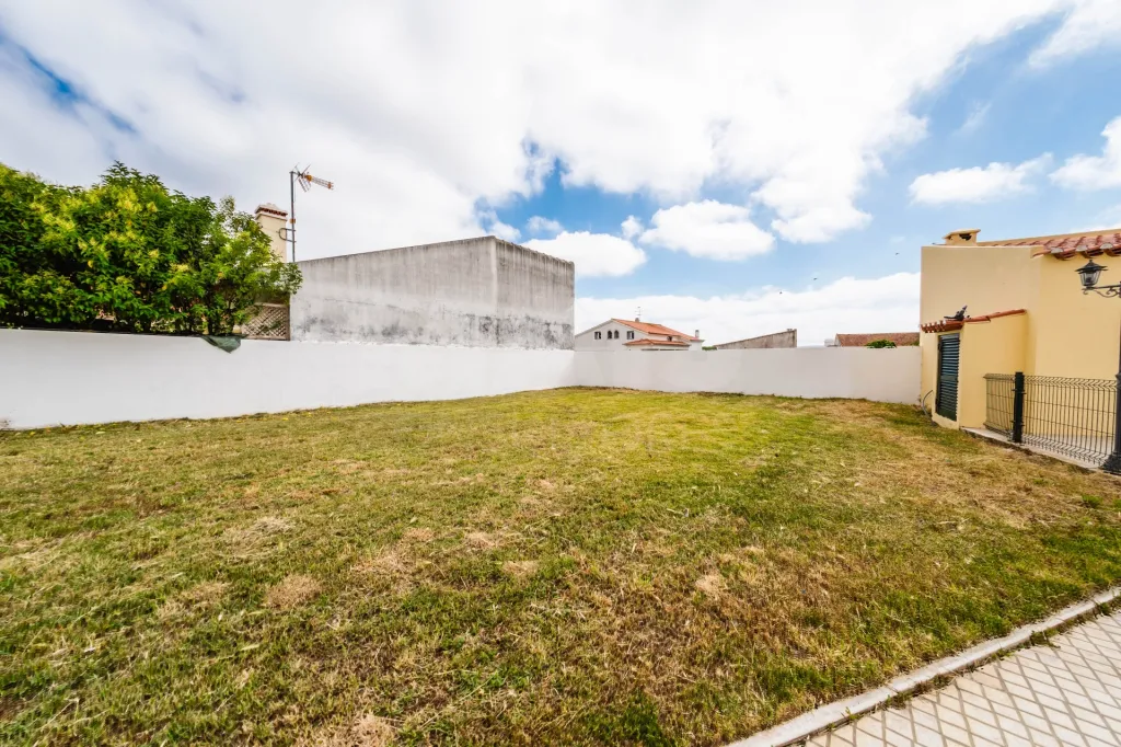Moradia T4 em Olho Marinho | 260m² | Lote 734m²