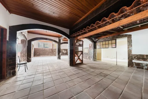 Moradia T3 com comércio e terraço no Coto
