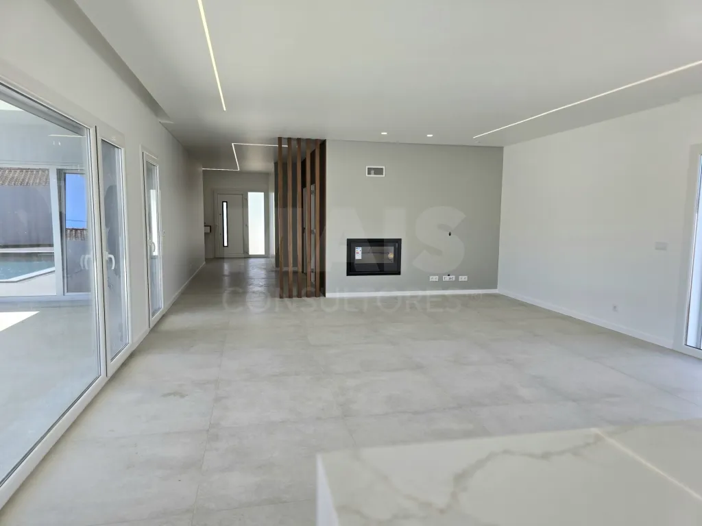 Moradia T4 térrea de luxo com piscina no Nadadouro
