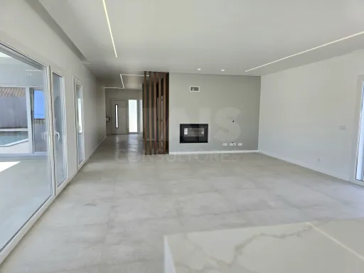 Moradia T4 térrea de luxo com piscina no Nadadouro