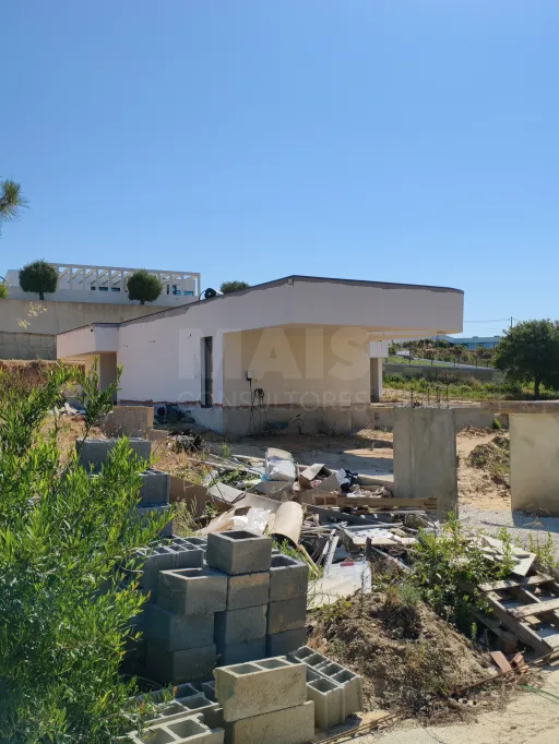 Moradia térrea contemporânea em fase final, com piscina infinita e jacuzzi em lote de 1.500 m²