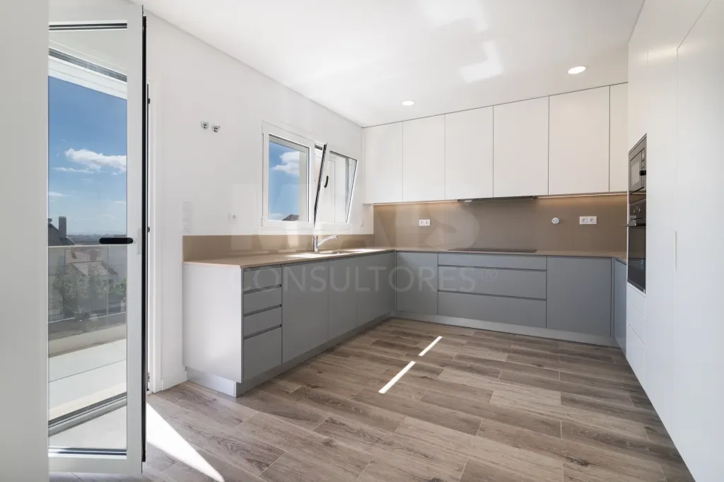 Moradia Geminada T4 + 1 com Piscina Famões